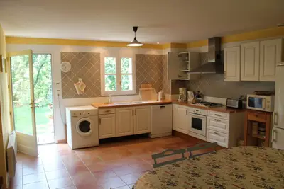 Image de Gîte indépendant dans parc arboré avec grande piscine