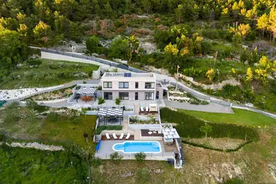 Image de Villa spacieuse de luxe située sur la colline de Kozjak surplombant l'archipel dalmatien