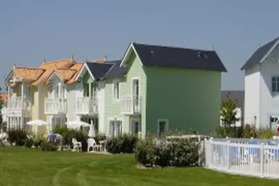 Image de 3 chambres Maison 9 p. + Parking + Wifi + machine a laver+piscine avec toboggans