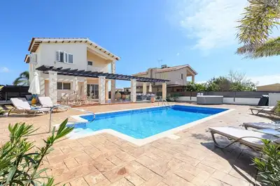 Image de Villa de luxe avec piscine privée et jacuzzi / bain à remous