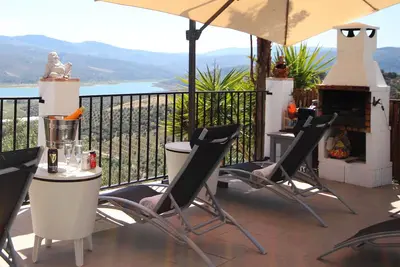 Image de 5 étoiles, 4 villa de chambre double, piscine privée et bain à remous et vue fantastique sur le lac
