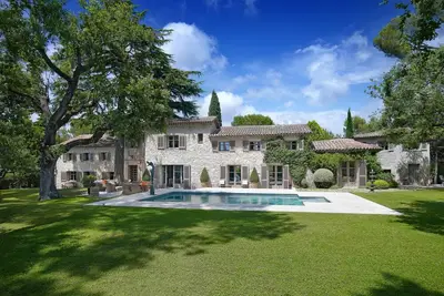 Image de Villa à Mougins pour la location à court et à long terme. Marcher à l'école internationale.