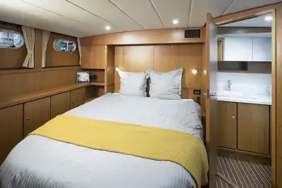 Image de location d'un bateau-hôtel pour deux: croisière romantique, dégustation de vins