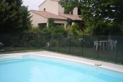 Image de Très calme villa avec  jardin arboré clôturé et piscine privée proximité Luberon