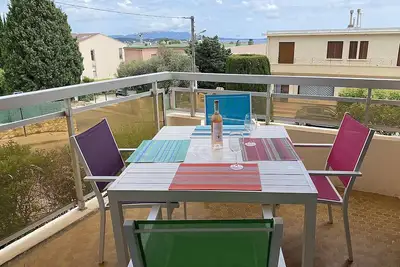 Image de Lumineux, ensoleillé, appartement moderne avec deux balcons face à la mer