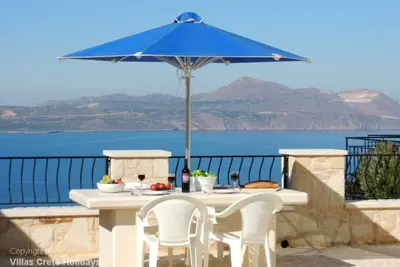 Image de Villa Athina, Kokkino Horio, La Canée. Charmante villa en pierre avec de superbes vues sur la mer.