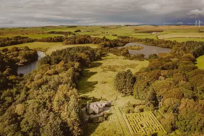Image de Maison magique de la forêt de fougères dans un cadre de rêve sur 2000 acres avec des plages et des lochs