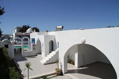 Image de Villa située en première position face à une belle plage de sable kerkouane