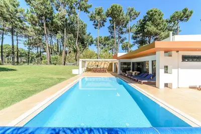 Image de Villa de style contemporain, piscine, vue sur golf fairway, près de superbes plages