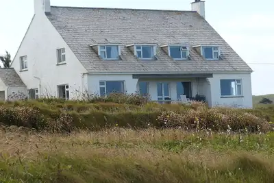 Image de Grande maison de vacances en famille Ă droite sur le sommet de la falaise entre le rock et Polzeath.