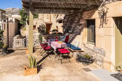Image de Maison de village dans un style studio entièrement rénové, vue imprenable sur la mer et la montagne.