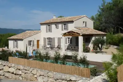 Image de Superbe villa contemporaine profitant d'une vue magnifique sur le Luberon.