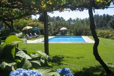 Image de Magnifique maison en pierre avec jardin et espaces verts.