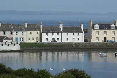 Ce charmant cottage du 18e siècle offre des vues spectaculaires à l'avant et à l'arrière.