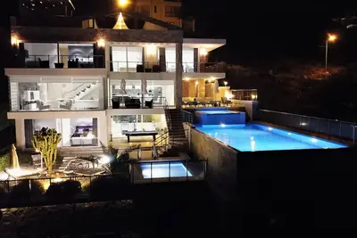 Villa individuelle de luxe avec * piscine chauffée à débordement, jacuzzi et piscine peu profonde