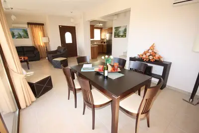 Image de Une villa privée de 3 chambres avec piscine, jardin paysager et vue sur la mer.