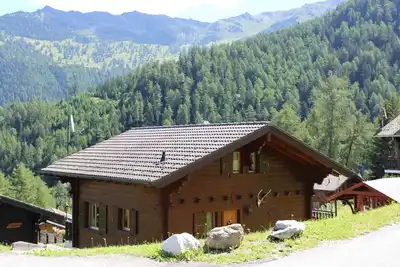 Image de Chalet de charme suisse, terrasse, sauna, feu de bois, parking, 15% de réduction sur les forfaits