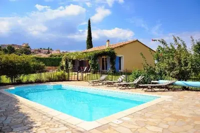 Image de Maison avec jardin et piscine privée
