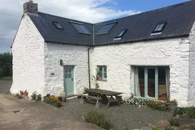 Image de Grand Cottage spacieux dans un endroit côtier, peut accueillir jusqu'à 12 dans 4 chambres