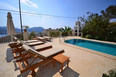 Image de Villa de trois chambres avec piscine privée et de belles vues sur la mer à un prix raisonnable.