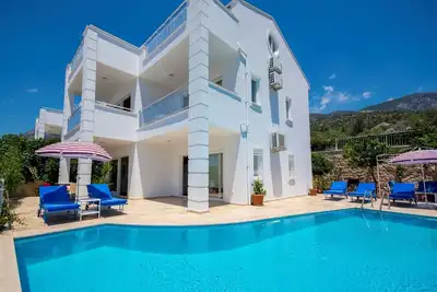 Image de Villa de 4 chambres avec piscine privée et de superbes vues