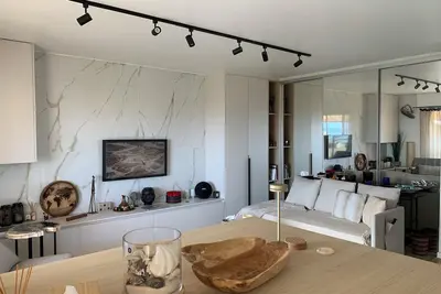 Image de 1 chambre confortable avec vue sur la mer et piscine, climatisation et Wi-fi