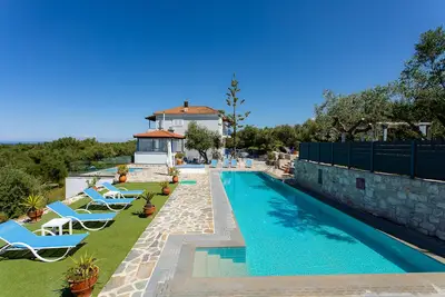 Image de Villa de luxe - immense piscine privée - vue sur la mer - à pied de la plage - 8/9 personnes