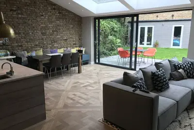 Image de Grand appartement latéral récemment rénové, avec un grand espace de vie