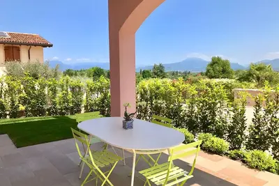 Image de Lumineux appartement d'une chambre avec terrasse et jardin