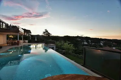 Image de Maison avec piscine climatisée et cinéma