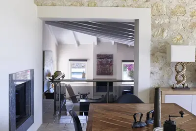 Image de villa avec piscine calme côté plage