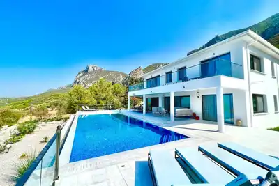 Image de Villa de luxe avec piscine privée et vues spectaculaires