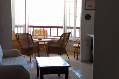 Bel appartement avec un bon garage, dans un quartier calme, à 200 mètres de la mer.