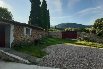 Image de Maison de campagne. Avec écuries et chevaux
