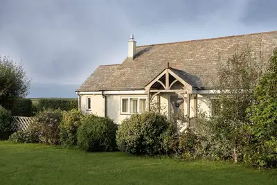 Image de Charmant chalet confortable avec vue dégagée sur la campagne et la mer près de Crackington Haven