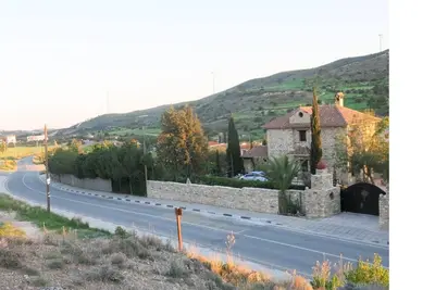Image de Incroyable maison avec 100% d'intimité avec un bel aménagement paysager