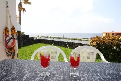 Image de Appartement avec vue imprenable sur la mer, le jardin, la piscine et une connexion Wi-Fi gratuite.