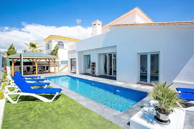 Villa de luxe avec piscine privée à quelques mètres de la plage à Elviria, Marbella