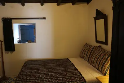 Image de une maison traditionnelle avec beaucoup de livres et jardin