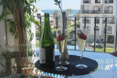 Image de Luxueux appartement de deux chambres en première ligne de plage à La Duquesa Marina appartements
