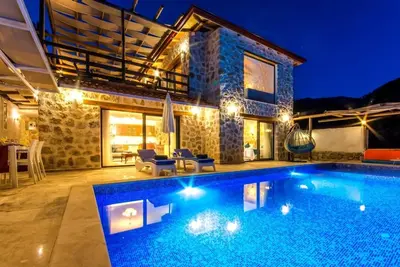 Image de Nouvelle villa en pierre de 2 chambres avec piscine isolée et vue sur la mer lointaine