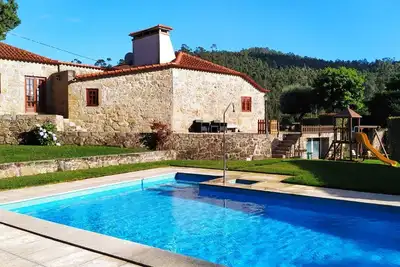 Image de Maison rustique avec piscine privée. Idéal pour les familles avec enfants. Wifi gratuit