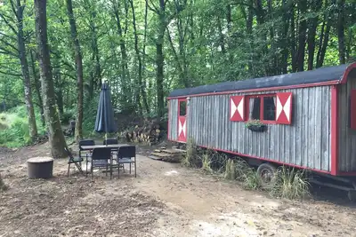 Image de GoGreen Roulotte - une cabane de berger unique sur un lac privé en France rurale