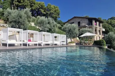 Image de Villa avec piscine à débordement