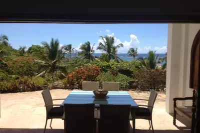 Image de Villa avec Beach House séparée, piscine et court de tennis. Vues à couper le souffle.