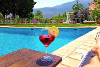 Luxueux Isolé XIXe siècle Villa Gardens Citris Arbres Fontaines et piscine