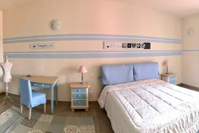 Image de confortable appartement d'une chambre avec une grande terrasse