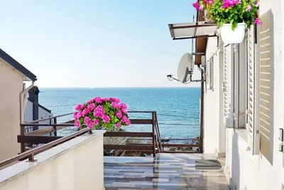 Image de Logement spacieux à Zambratija, vue sur la mer, à 10 mètres de la plage, terrasse