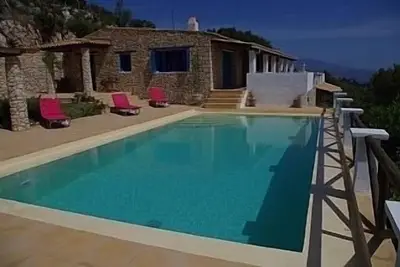 Image de Villa avec piscine privée et vue sur la mer