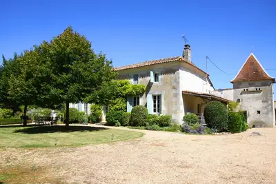 Image de Grande maison charentaise privée avec piscine et jolis jardins pour 10-13 personnes